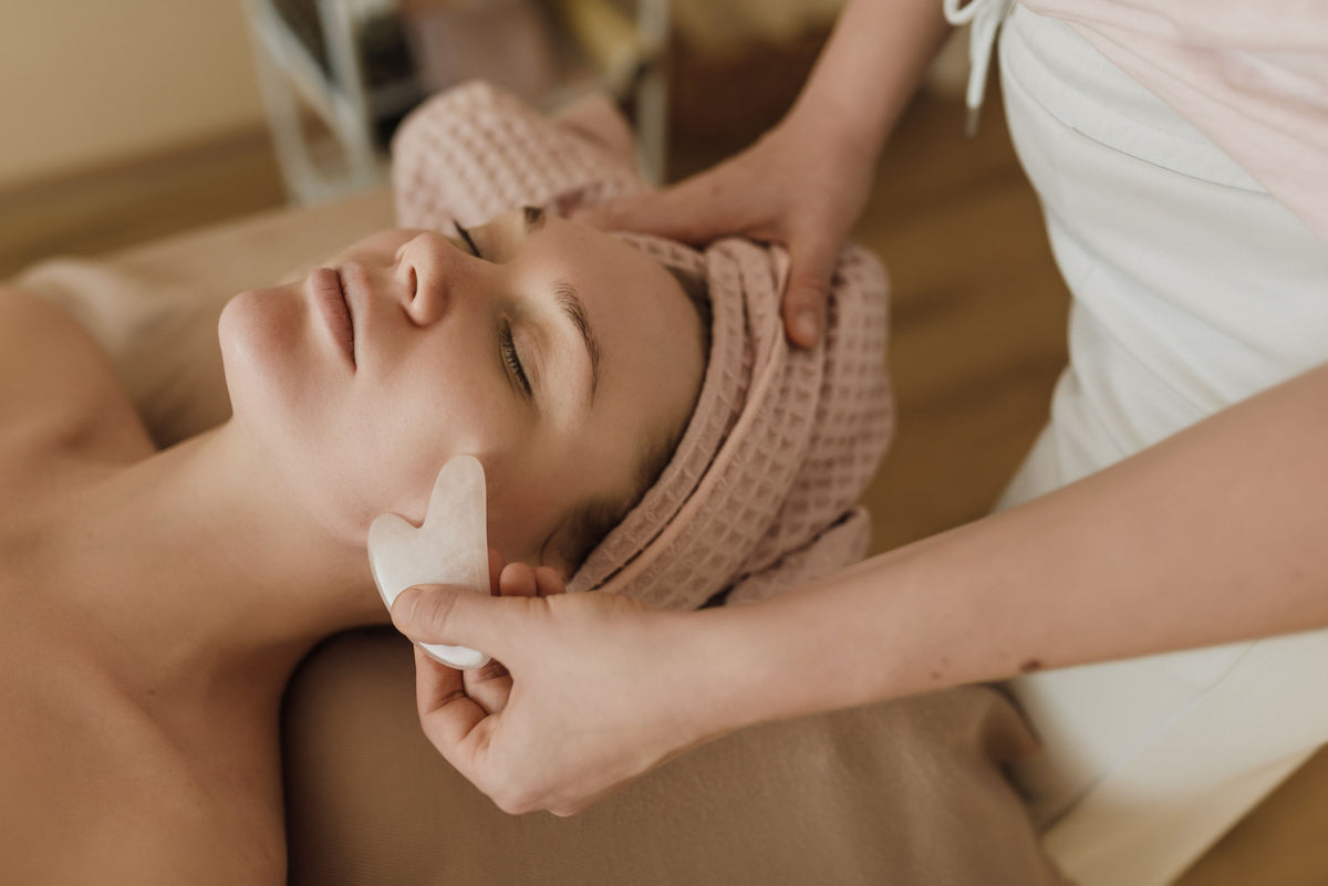 Massage du visage au Gua Sha – illustration du geste skincare