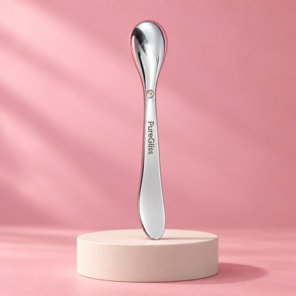 Applicateur Soin Visage Métal PureGliss — mise en scène sur socle