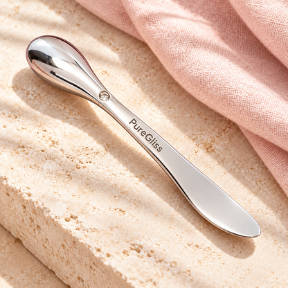 Applicateur Soin Visage Métal PureGliss — vue dans un décor de pierre et de lin